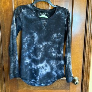 Earth Yoga black and grey top!
